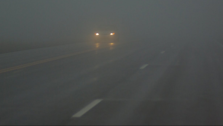 CEAȚĂ densă în 5 județe. Vizibilitate sub 50 de metri pe Autostrada Soarelui