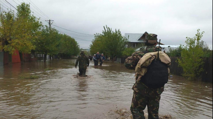 România, sub ape. Cod GALBEN de INUNDAŢII. Sute de case inundate şi drumuri închise