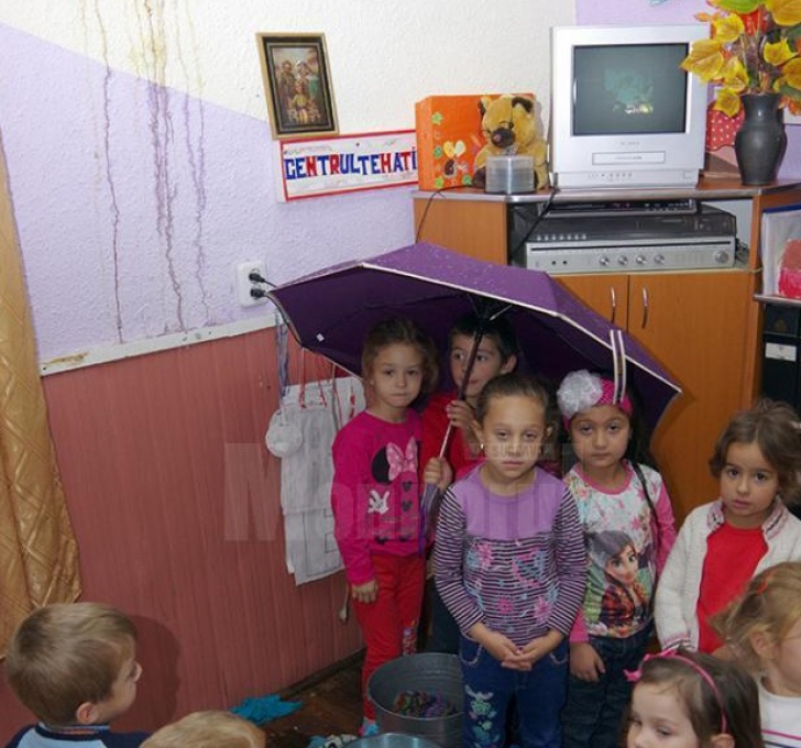 Imagine dezolantă: cum învaţă copiii dintr-o grădiniţă din Suceva când plouă