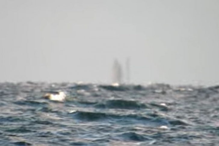 A filmat un obiect misterios ieșind din mare și nimeni nu-și dă seama despre ce e vorba