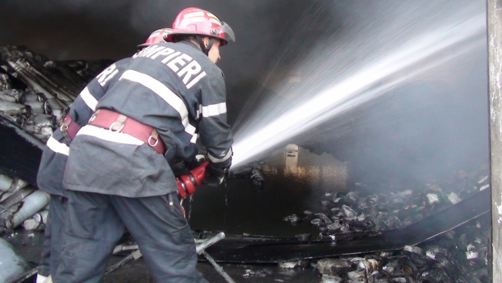 Incendiu lângă Sala Polivalentă din Bucureşti. Focul a cuprins o casă nelocuită
