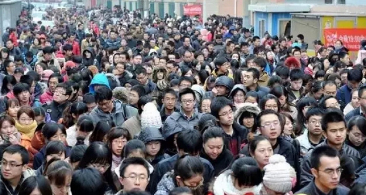 Cum arată adevărata LUPTĂ pentru un job, în China. 10.000 persoane pentru un post de recepţioneră