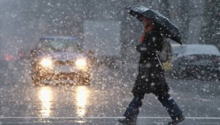 Informare METEO: ploi torenţiale, vijelii periculoase şi ninsori. Iarna îşi intră în drepturi!