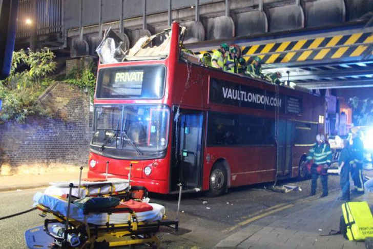 Accident neobișnuit la Londra. Zeci de răniți, după ce un autobuz supraetajat a intrat într-un pod