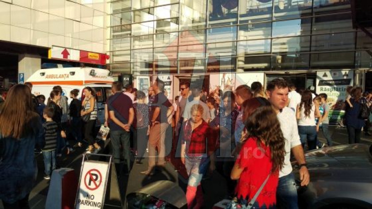 Panică la mall-ul din Iaşi. Sute de persoane evacuate. Mai mulţi copii au suferit atacuri de panică