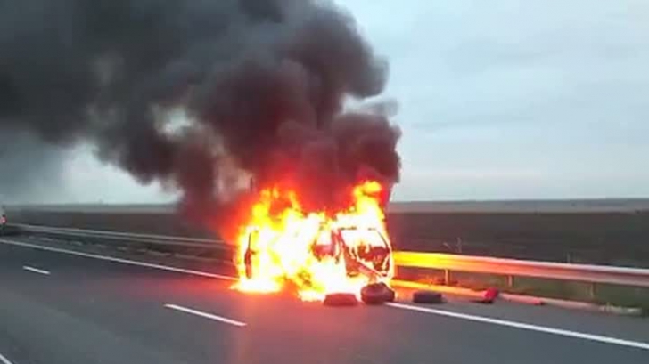 O maşină a ars ca o torţă pe autostrada Soarelui 
