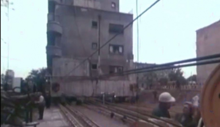 Un bloc de 3.100 de tone, mutat pe roţi, cu locatarii înăuntru. S-a întâmplat în Bucureşti, în 1983