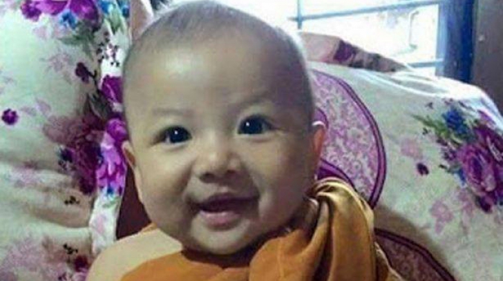 Un bebeluş a supravieţuit ca prin minune după ce a fost înjunghiat de 14 ori şi îngropat de viu