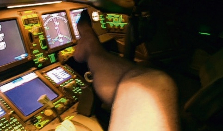 Pilotul şi-a făcut poze sexy în cabina avionului