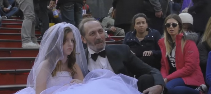 Cea mai ŞOCANTĂ nuntă. Mireasa are 12 ani, mirele, 65 de ani. Cum au reacţionat oamenii pe străzi