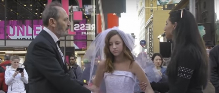 Cea mai ŞOCANTĂ nuntă. Mireasa are 12 ani, mirele, 65 de ani. Cum au reacţionat oamenii pe străzi