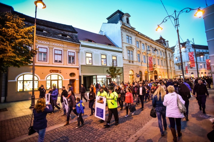 Protest după protest la Sibiu, pentru ursul ucis! Sute de oameni ies în stradă în weekend