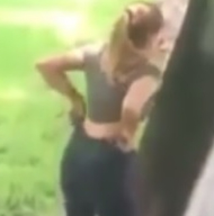 O tânără îşi făcea selfie-uri dezbrăcată în grădină. Cineva a filmat-o pe ascuns