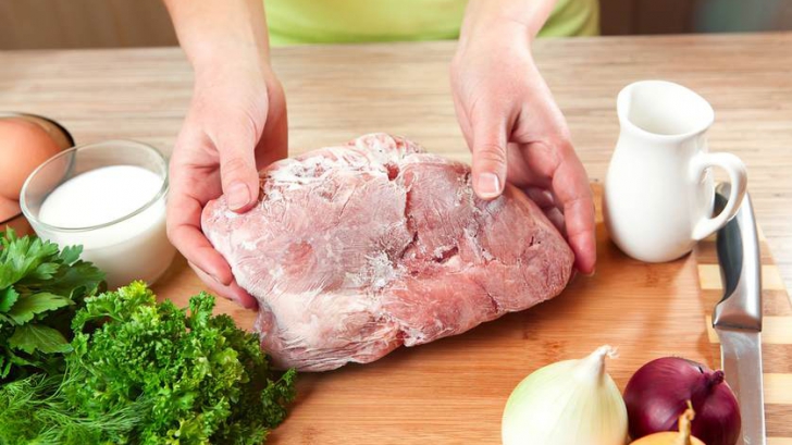 Cum să decongelezi carnea în doar 5 minute. Este adevăratul secret al bucătarilor