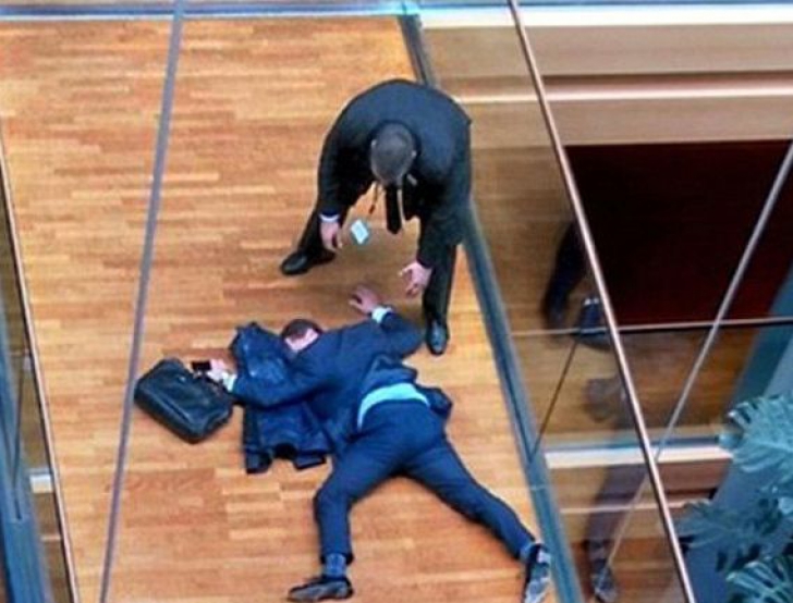 Eurodeputat britanic, în stare critică după ce a primit un pumn în cap de la un coleg 