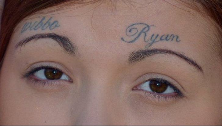 Iubitul a convins-o să-și tatueze asta pe frunte. Când au văzut-o, prietenii au amuțit