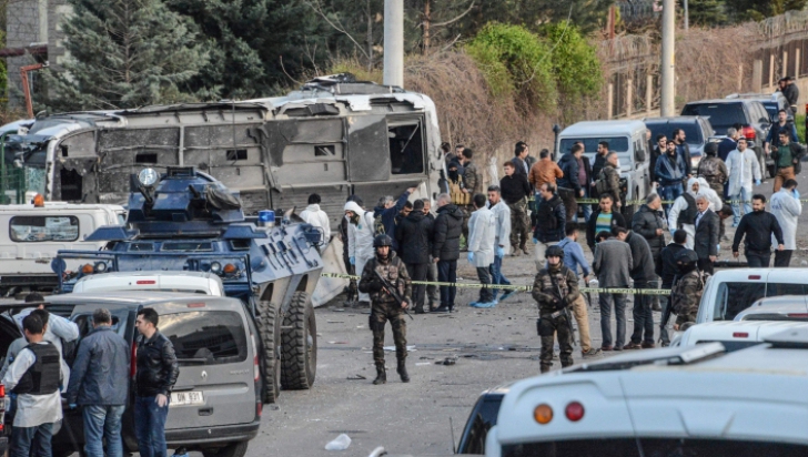 Atentat cu maşina capcană în vestul Turciei: 2 poliţişti ucişi şi 19 persoane, rănite