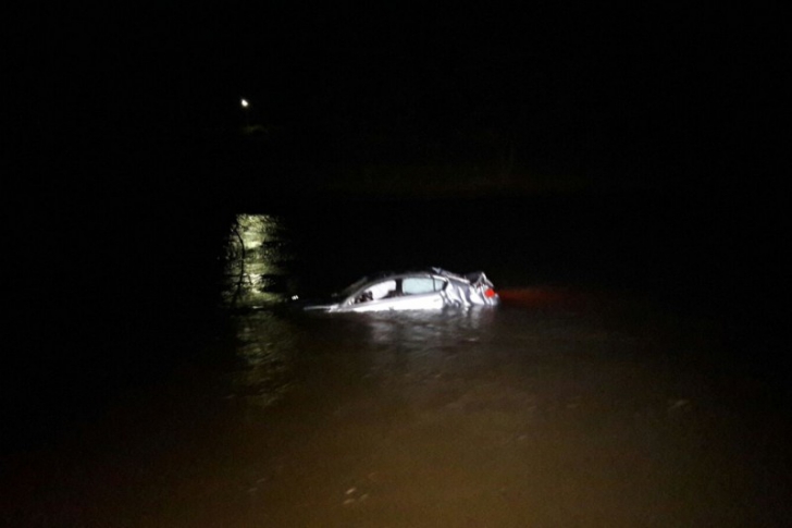 Accident grav: maşină căzută în râul Olt. Două tinere au ieşit pe plafonul maşinii ca să se salveze