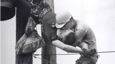 "Sărutul veiţii" - Poveste impresionantă din spatele acestei fotografii