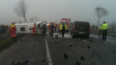 Accident grav cu un microbuz pe DN2: 3 morţi şi 18 răniţi