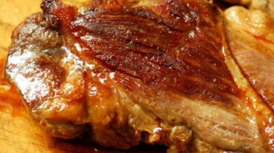 A pus bicarbonat pe carnea de porc pentru friptura de Crăcoun. Motivul? Rămâi fără cuvinte