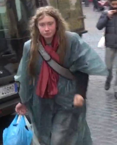 Apariţie misterioasă pe străzile din Roma. Cine este fata care nu vorbeşte italiana şi nu vrea bani?