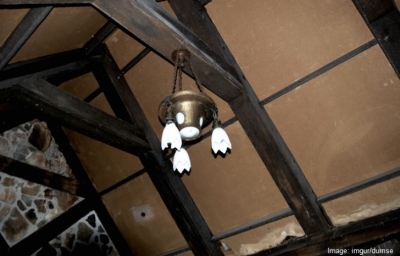 A găsit o casă părăsită, a intrat &icirc;n ea şi, c&acirc;teva secunde mai t&acirc;rziu, a regretat AMARNIC. Era...