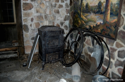 A găsit o casă părăsită, a intrat &icirc;n ea şi, c&acirc;teva secunde mai t&acirc;rziu, a regretat AMARNIC. Era...