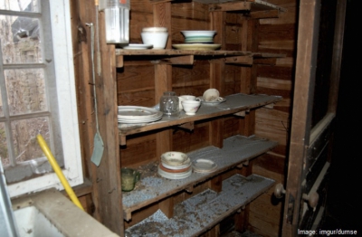 A găsit o casă părăsită, a intrat &icirc;n ea şi, c&acirc;teva secunde mai t&acirc;rziu, a regretat AMARNIC. Era...