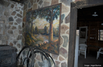 A găsit o casă părăsită, a intrat &icirc;n ea şi, c&acirc;teva secunde mai t&acirc;rziu, a regretat AMARNIC. Era...