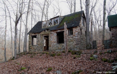 A găsit o casă părăsită, a intrat &icirc;n ea şi, c&acirc;teva secunde mai t&acirc;rziu, a regretat AMARNIC. Era...