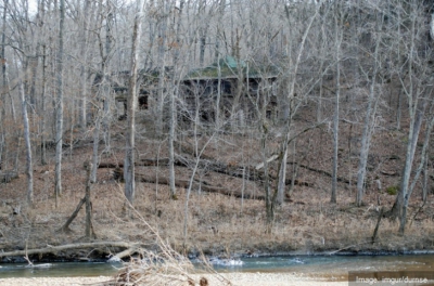 A găsit o casă părăsită, a intrat &icirc;n ea şi, c&acirc;teva secunde mai t&acirc;rziu, a regretat AMARNIC. Era...