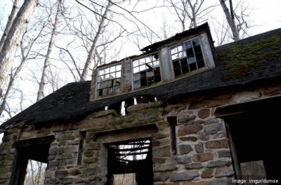 A găsit o casă părăsită, a intrat &icirc;n ea şi, c&acirc;teva secunde mai t&acirc;rziu, a regretat AMARNIC. Era...