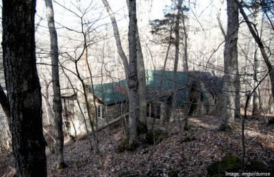 A găsit o casă părăsită, a intrat &icirc;n ea şi, c&acirc;teva secunde mai t&acirc;rziu, a regretat AMARNIC. Era...