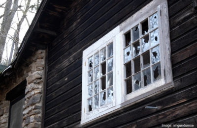 A găsit o casă părăsită, a intrat &icirc;n ea şi, c&acirc;teva secunde mai t&acirc;rziu, a regretat AMARNIC. Era...