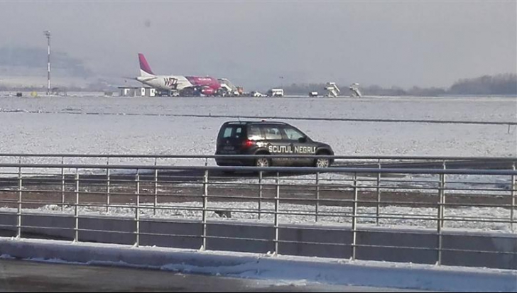 Incident pe aeroportul din Cluj: O cisternă a lovit un avion