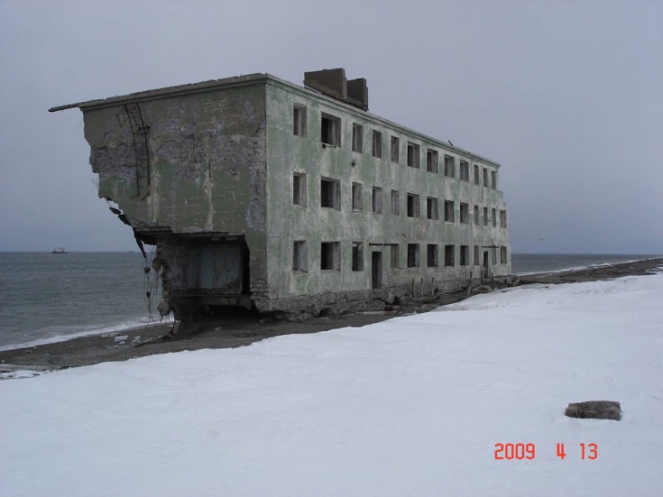 Clădirea fantomă de pe malul mării. Puțini știu povestea ei tristă