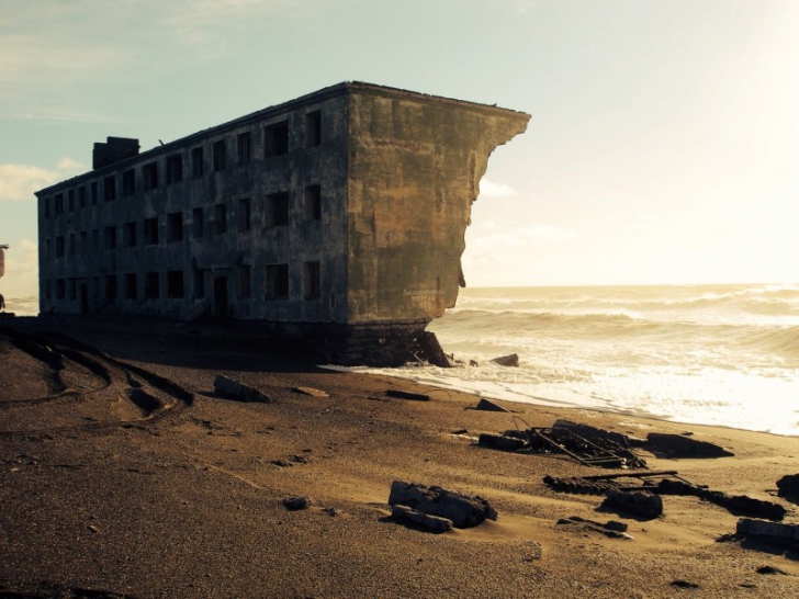 Clădirea fantomă de pe malul mării. Puțini știu povestea ei tristă