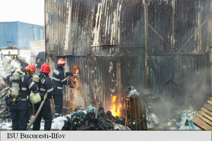 FOTO Incendiu violent la o hală de pe șoseaua Ștefănești: Patru persoane rănite