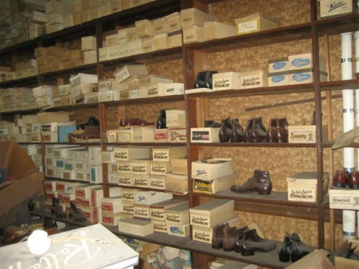 Au găsit un magazin de pantofi închis de 40 de ani. Când s-au uitat în cutii, au rămas MIRAŢI