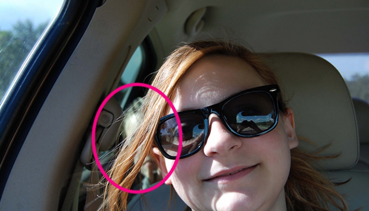 Fata ei şi-a făcut un selfie în maşină. Peste un timp s-a uitat mai atentă la poză şi a îngheţat