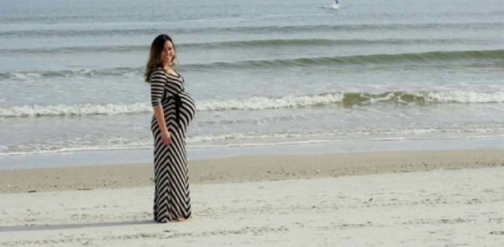 I-a făcut o poză soţiei însărcinate la malul mării. Când au văzut ce au surprins în apă, ŞOC!  