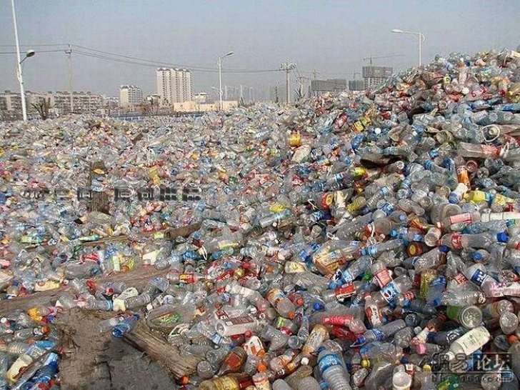 A construit o casă din sticle de plastic reciclate. Le-a folosit în loc de cărămidă. Cum arată