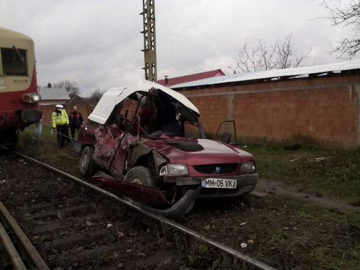 Maşină spulberată de tren, la Bocşa. Doi pasageri, în stare gravă la spital