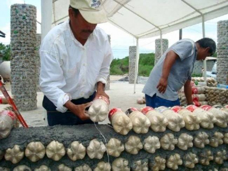 A construit o casă din sticle de plastic reciclate. Le-a folosit în loc de cărămidă. Cum arată