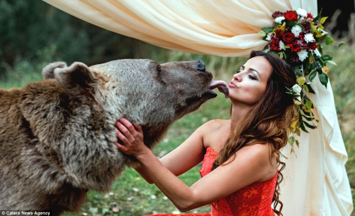 Nimeni nu s-a mai uitat la mire şi la mireasă! Un urs brun le-a "binecuvântat" nunta