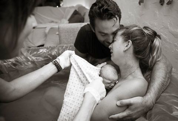 Moment incredibil, surprins în timpul unei naşteri: ce VESTE au aflat părinţii