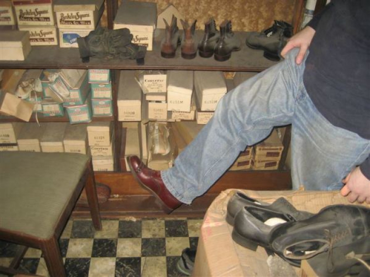 Au găsit un magazin de pantofi închis de 40 de ani. Când s-au uitat în cutii, au rămas MIRAŢI
