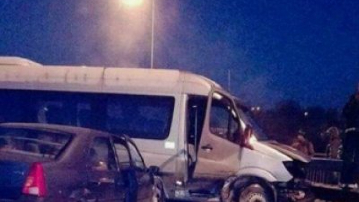 Trei persoane, rănite după ce un microbuz s-a ciocnit cu un autoturism, în Braşov