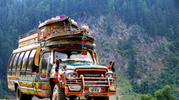 Măcel în Kashmir! Nouă morţi, după ce trupe indiene au atacat un autobuz